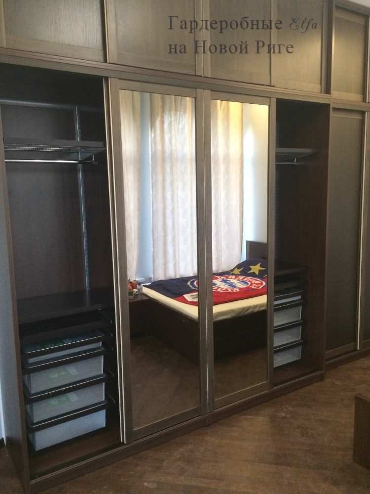 Система хранения Elfa в темном декоре для спальни