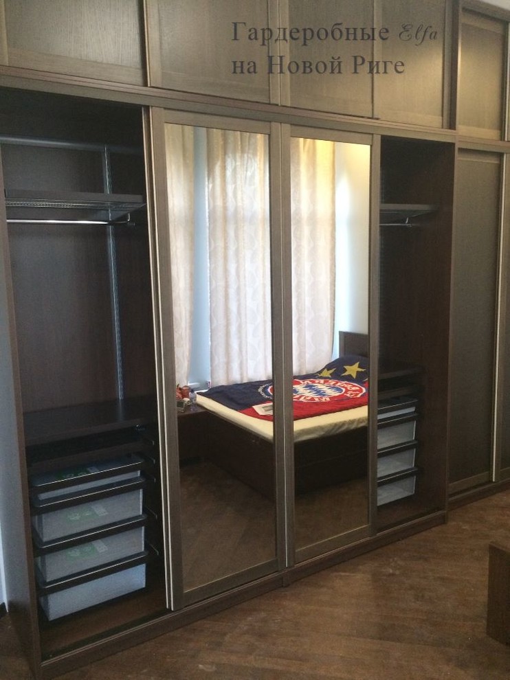 Система хранения Elfa в темном декоре для спальни