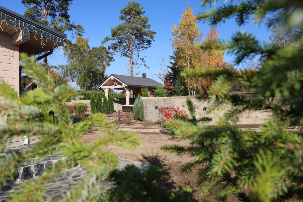 Сад для черной кошки и белого кота