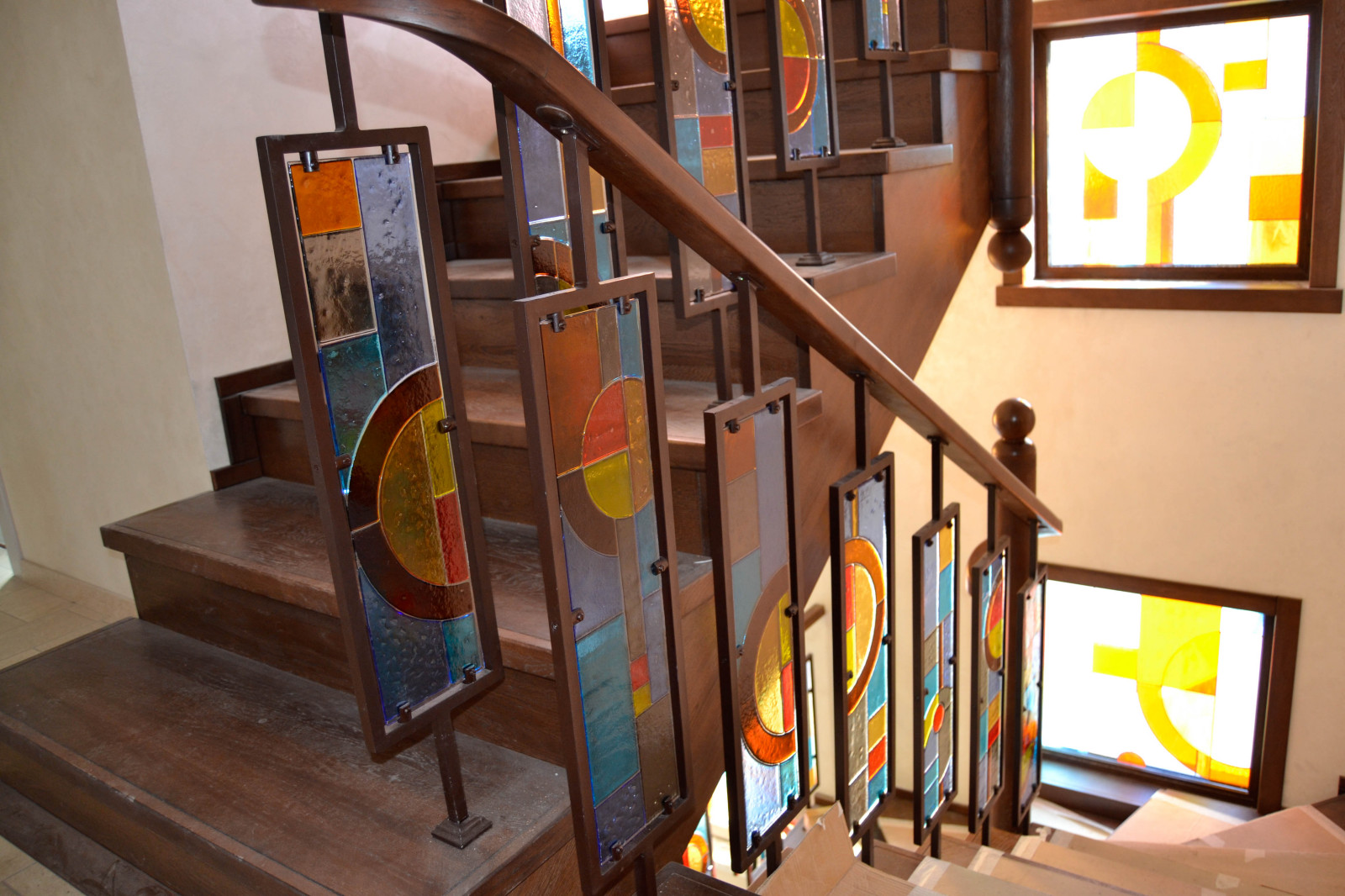Лестница из массива дуба со стёклами Тиффани