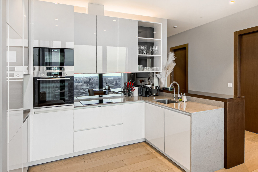 Белая кухня в ЖК Нева Тауэрс