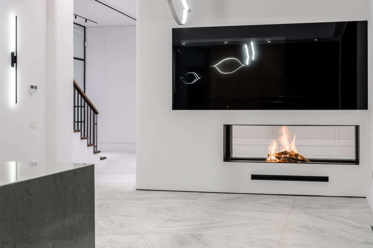 Встроенный телевизор над камином