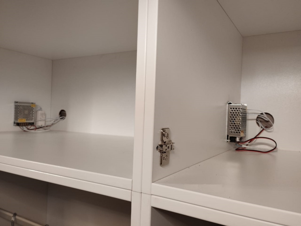 Шкаф распашной с ящиками.