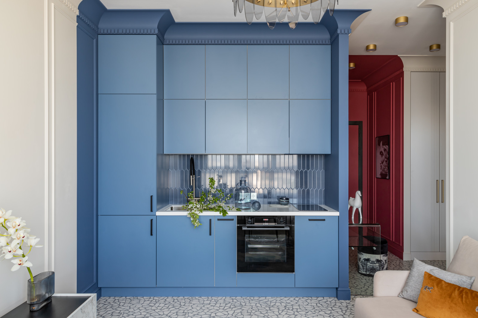 Цвет, неон и греческие богини - современная квартира 35 м² для блогера в Москве