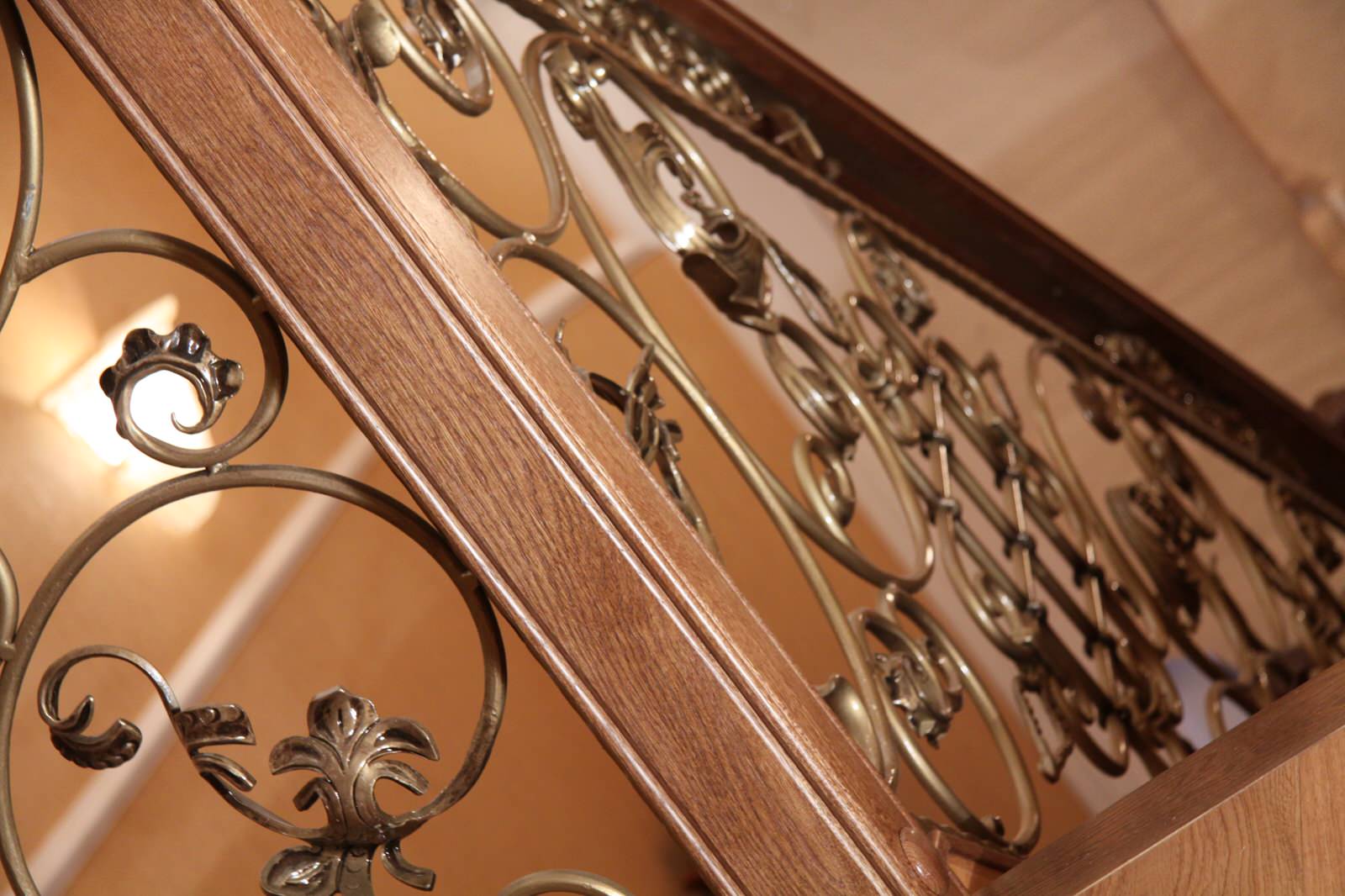 Дубовая лестница в загородном доме