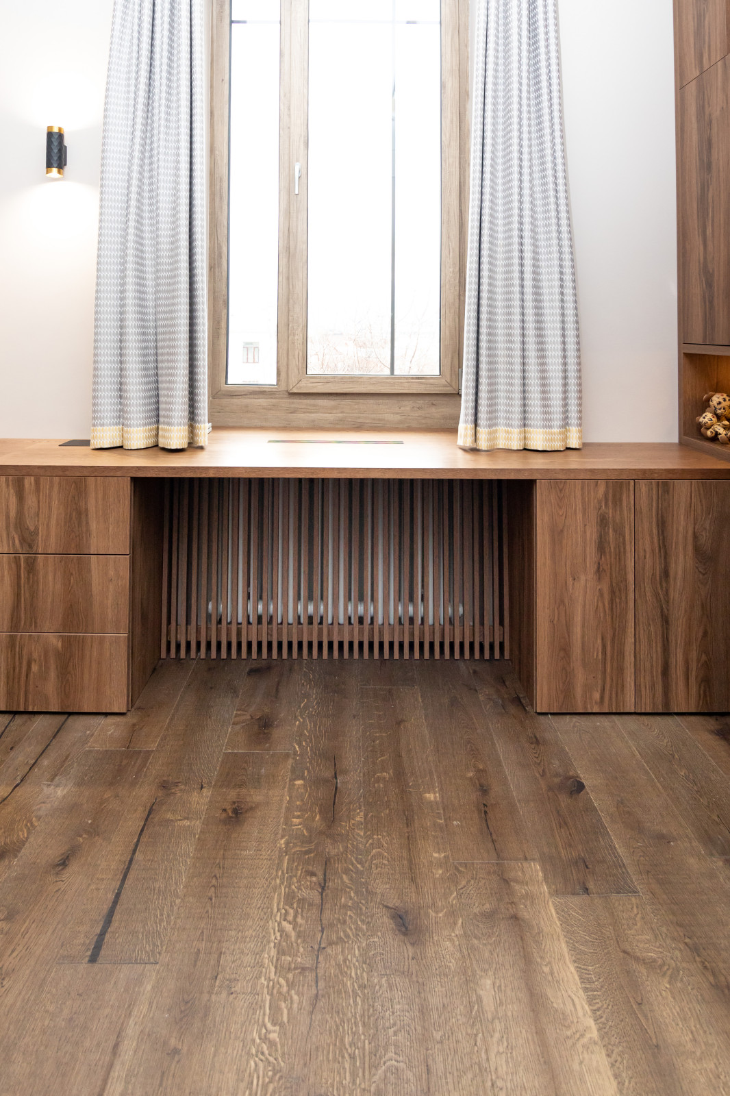 Меблировка спальни: шкаф, стеллаж и стол-подоконник