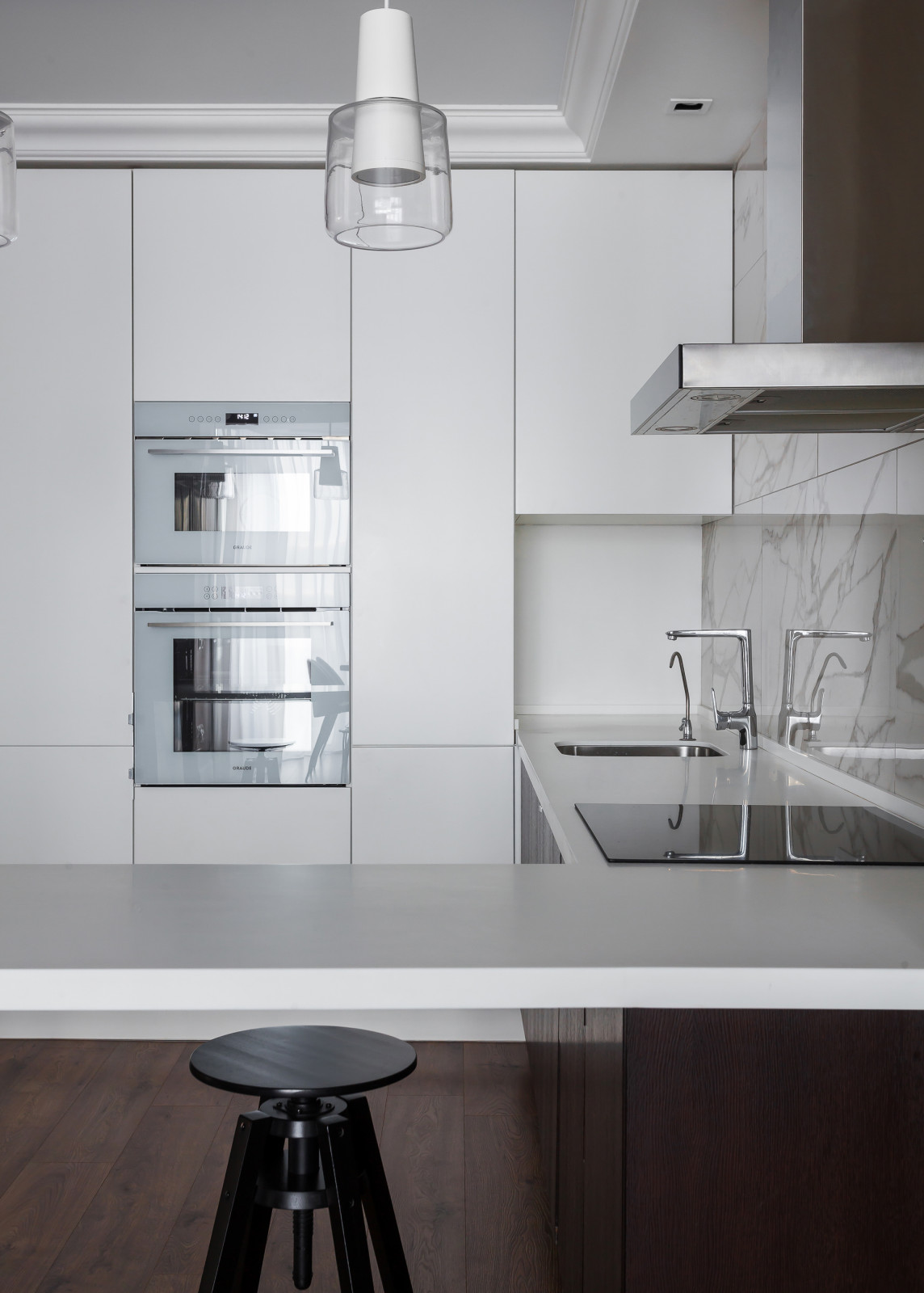 Квартира с двумя белоснежными котами