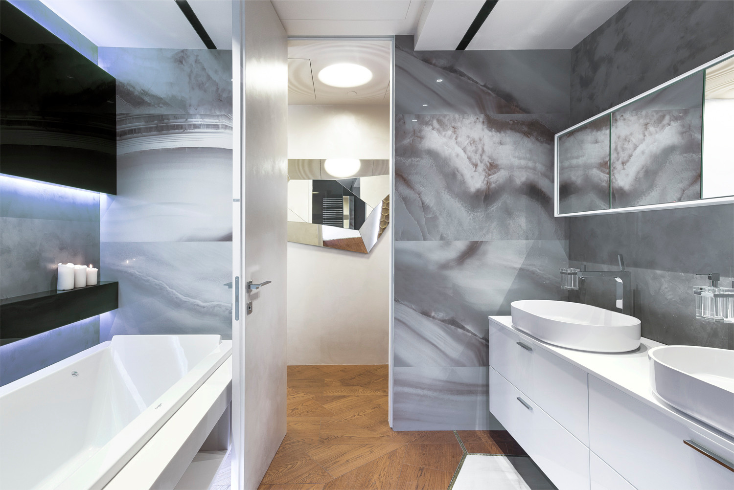 Ванная из оникса, снятая тремя разными сценариями освещения. ЖК "Алые Паруса".