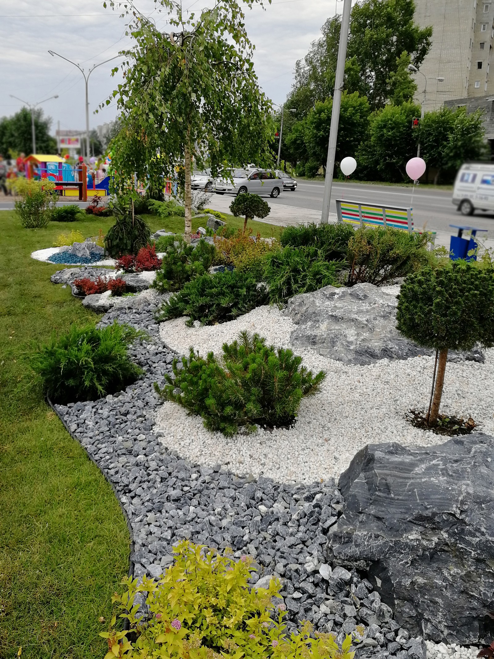 Озеленение площадки перед торговым центром.