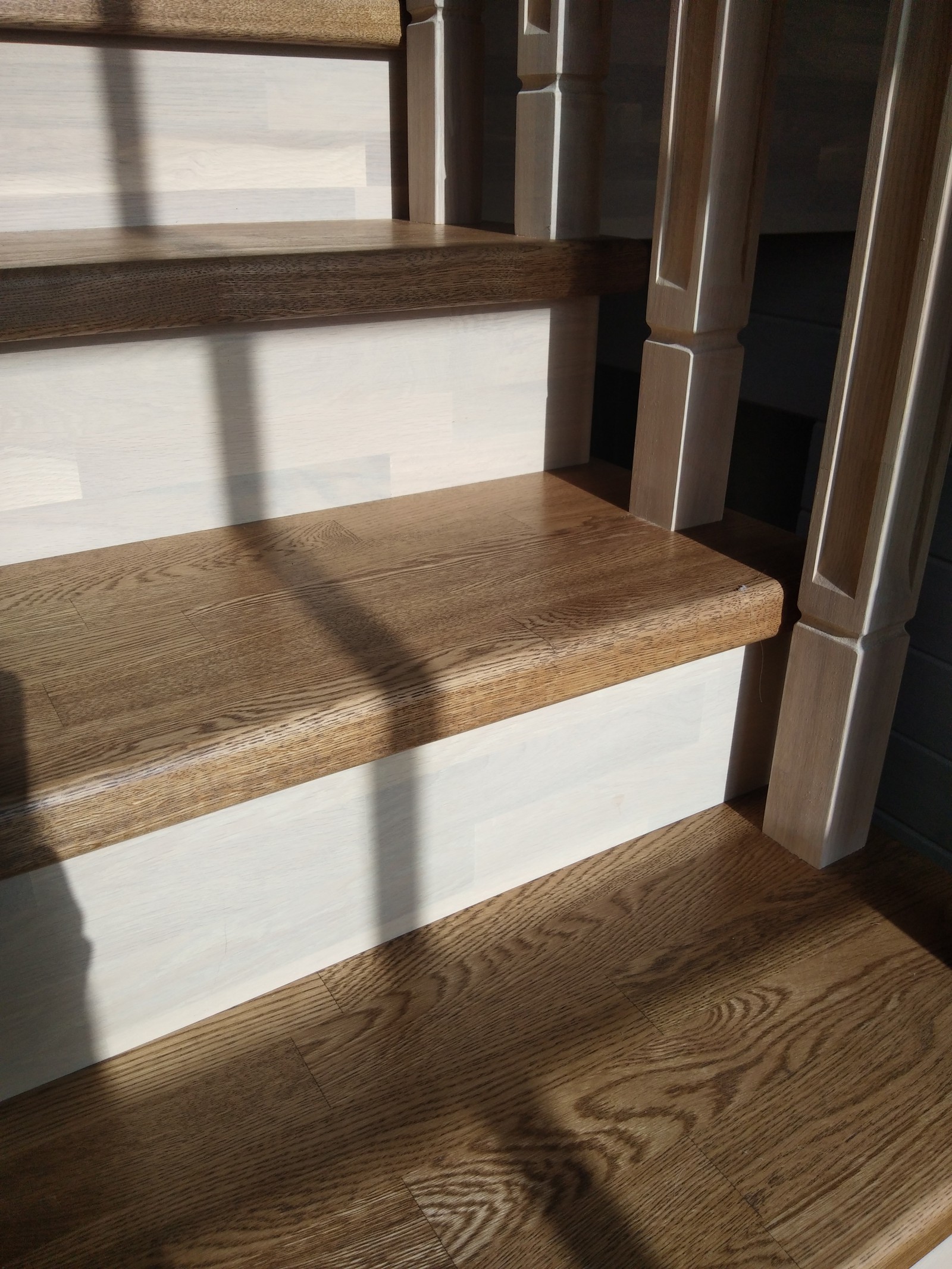 Лестница из дуба в дом из бруса