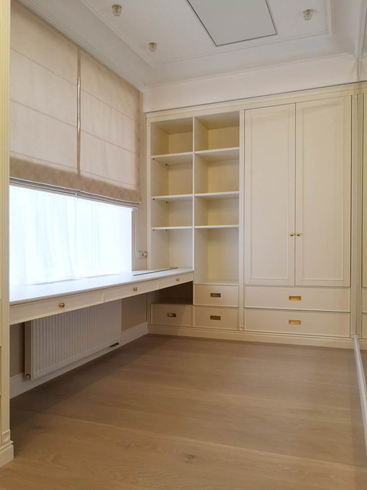 Фото готового интерьера. Второй этаж загородного дома, пространство спален в дом