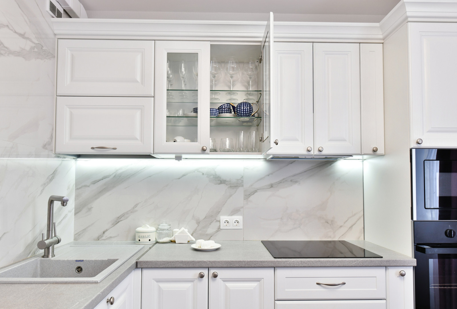 Кухня белая классическая