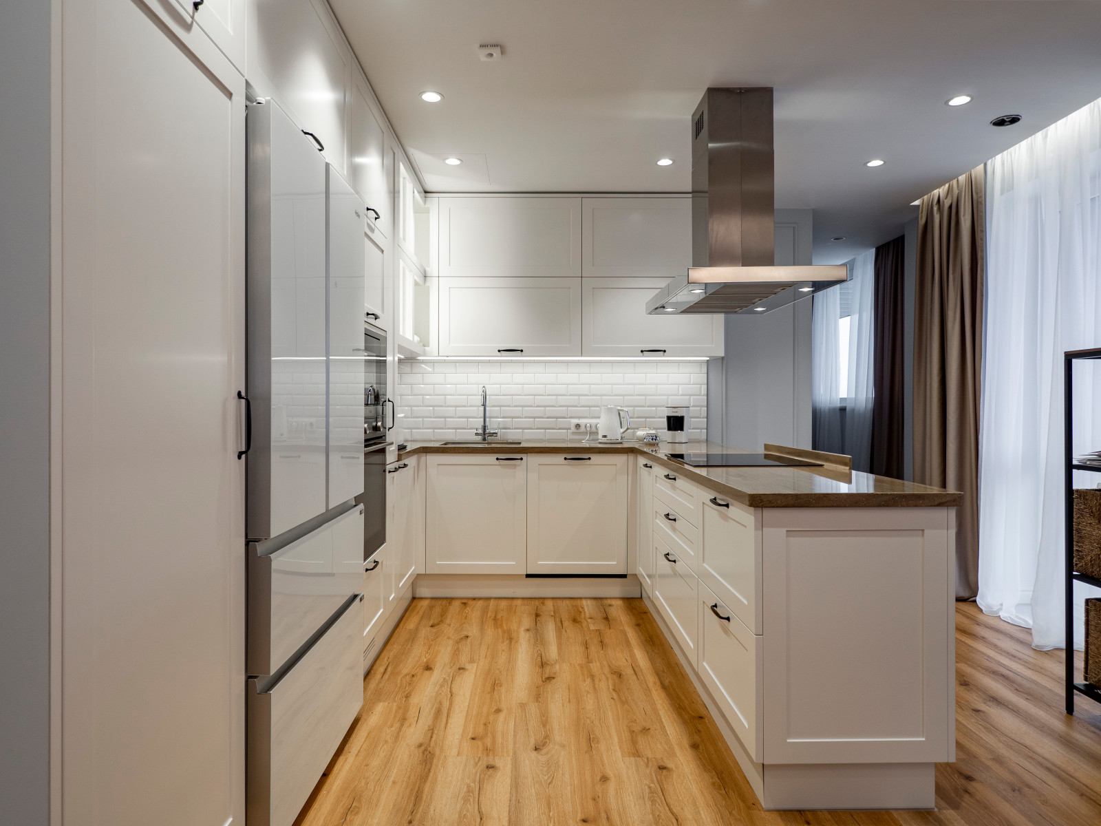 Стильная неоклассическая кухне в белом цвете