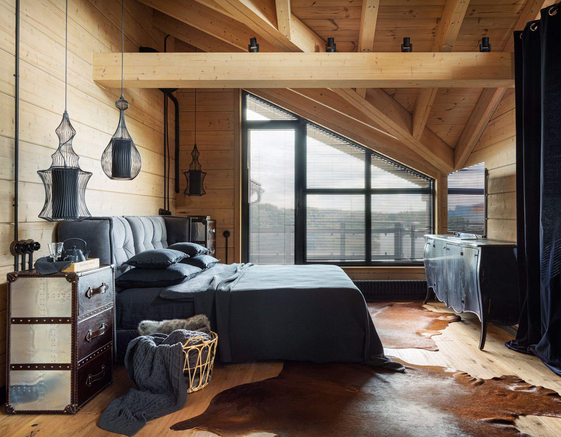 Houzz тур: Дом с напольным бордюром из старых чугунных плит
