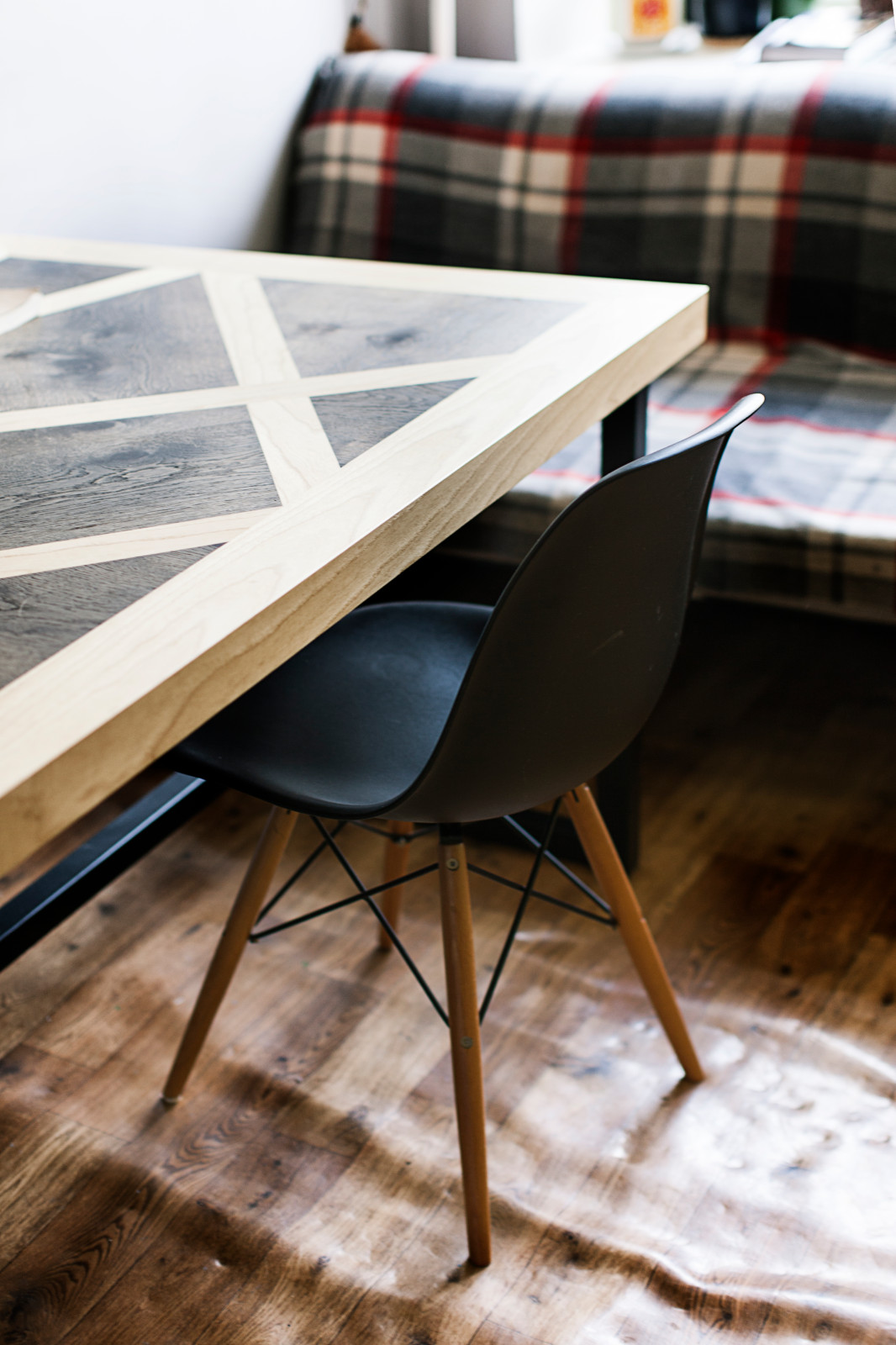 В гостях: Интерьер для троих друзей с авторской мебелью из дерева