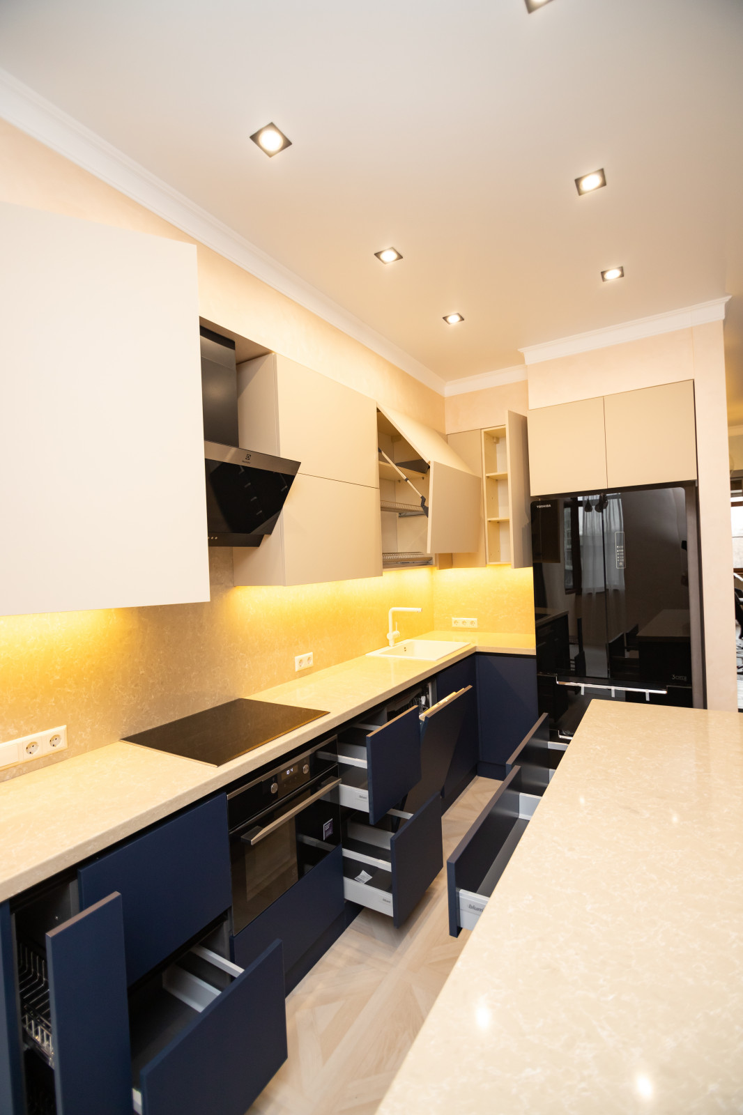 Бело-синяя кухня в современном стиле