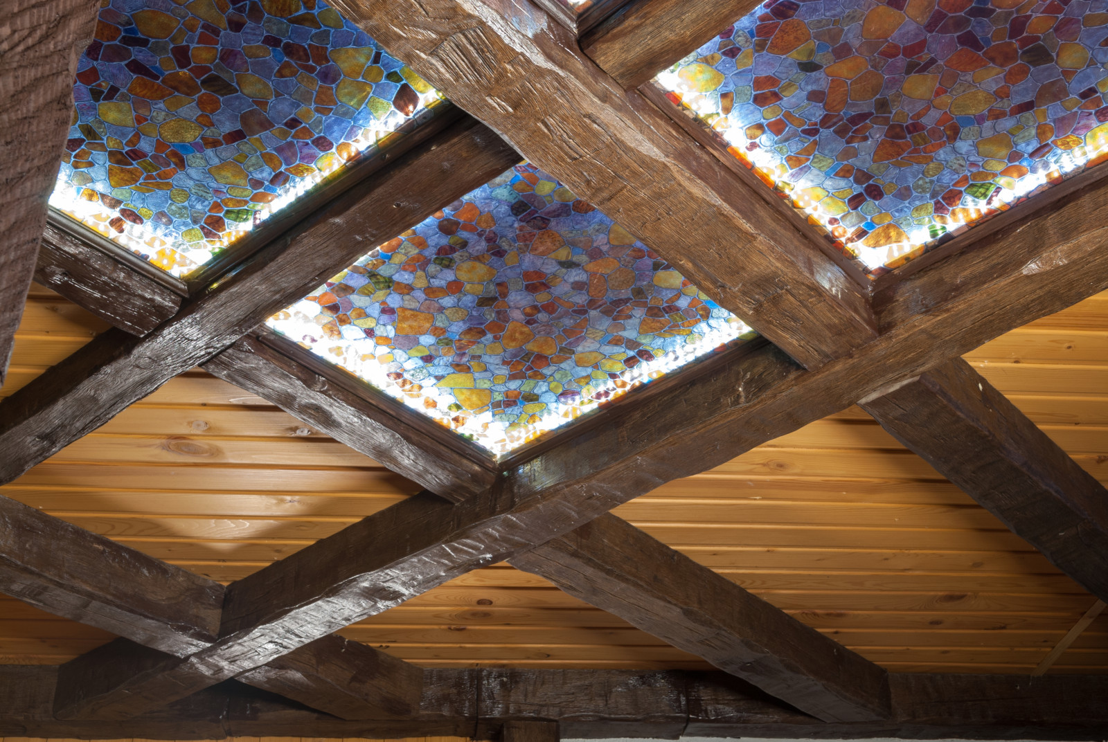 Кухня гостиная в загородном доме в стиле шале.