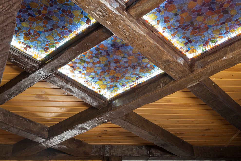 Кухня гостиная в загородном доме в стиле шале.