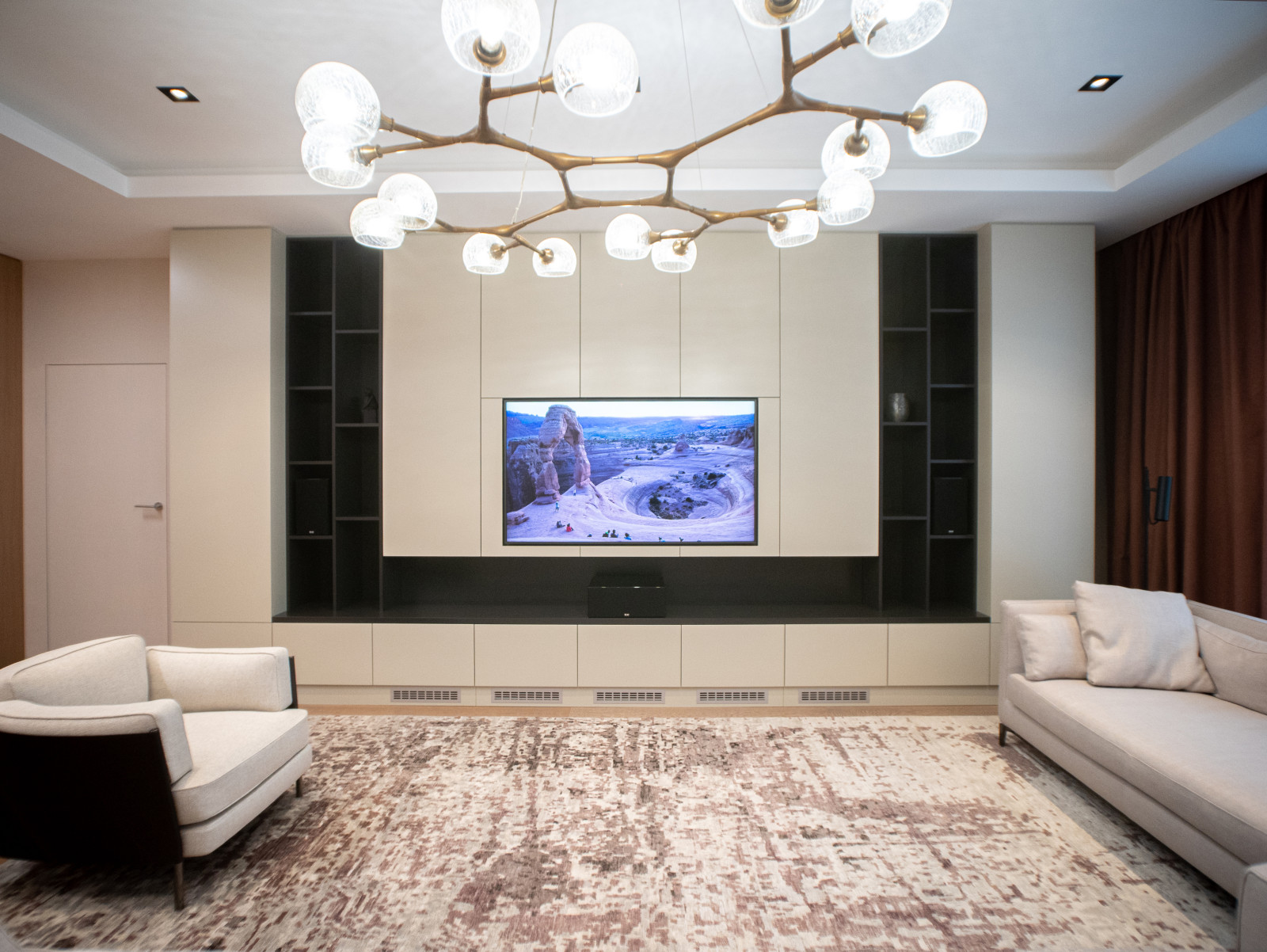 Обложка проекта: Киношкаф в квартире на Мосфильмовской