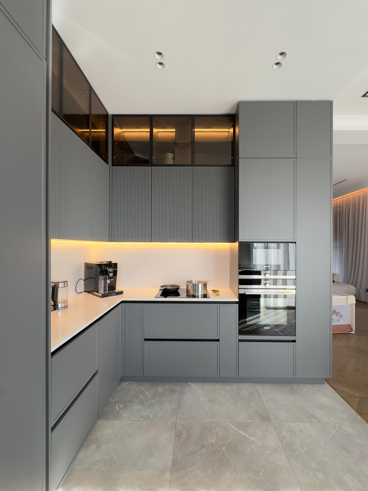 Кухня с кладовой в загородном доме