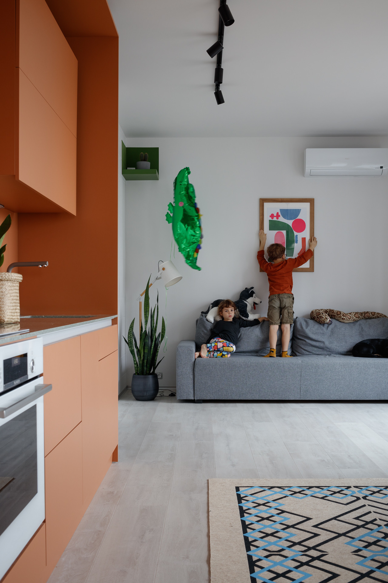 Houzz тур: Квартира с карамельным кубом и «бетонной» панелью ПО-2