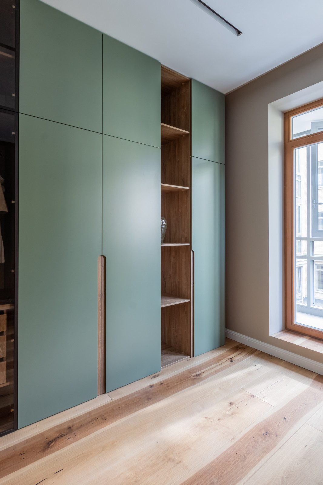 Распашной шкаф для спальни с фасадами МДФ