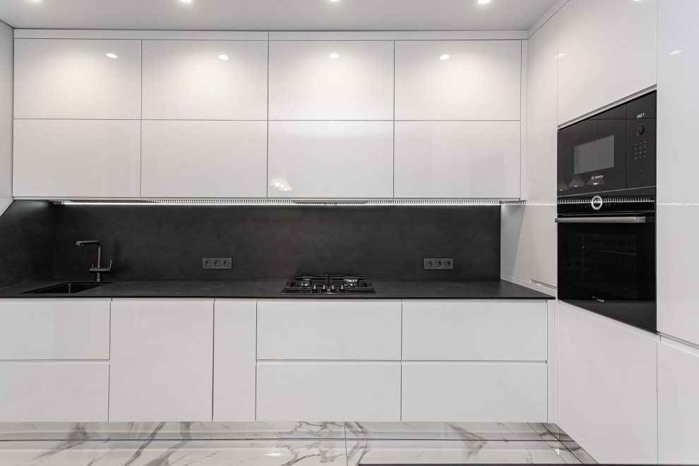 Черно-белая современная кухня