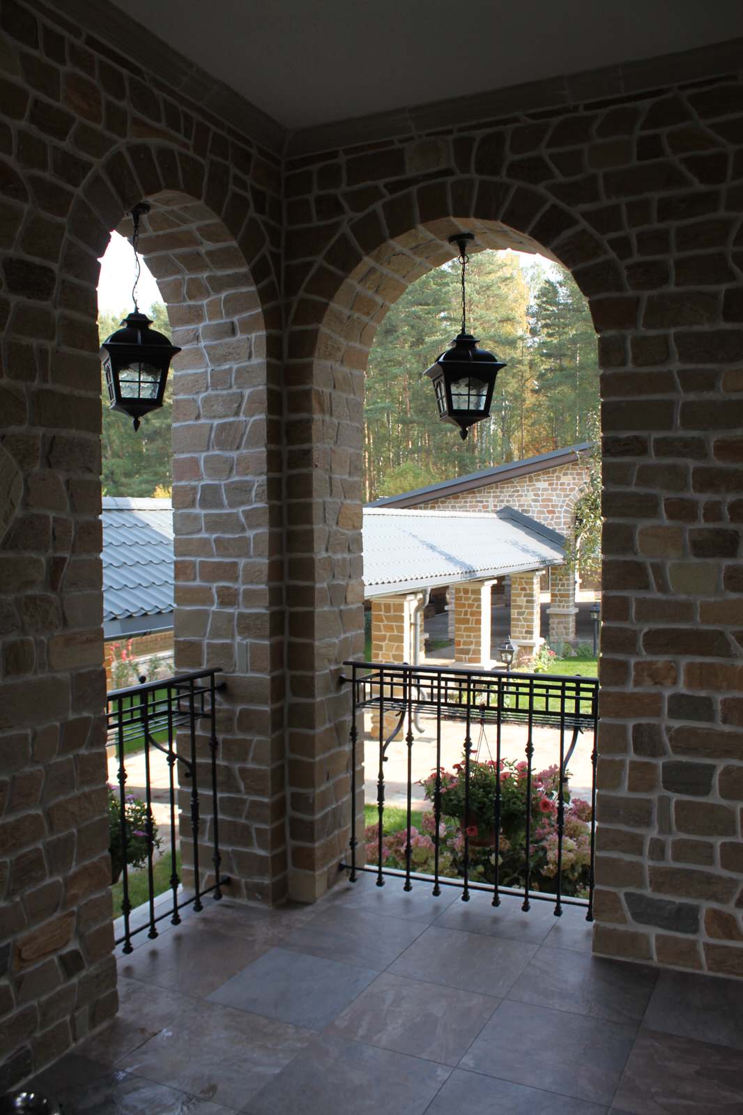 Вид на галерею с крыльца главного входа в дом