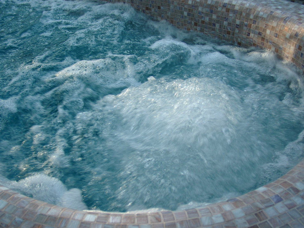 Частный переливной бассейн