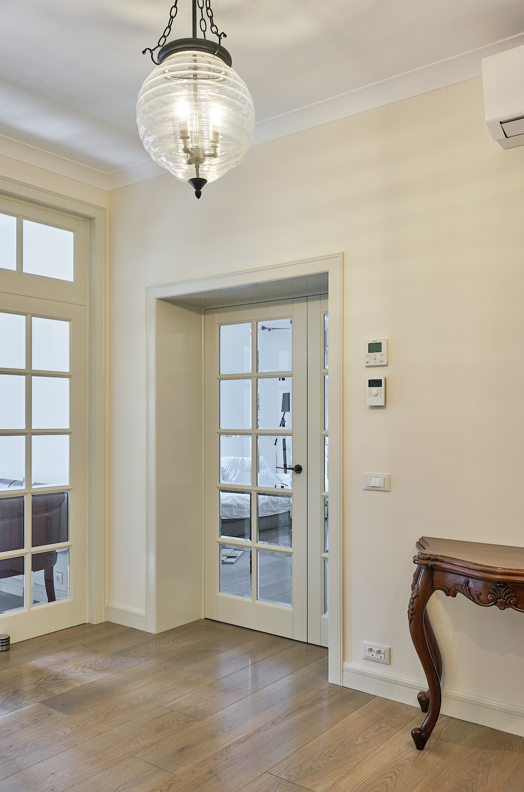 Кантри Ral 1013 в интерьере дома