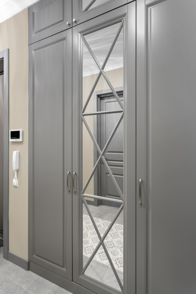 Глубокий шкаф в прихожую с зеркалом