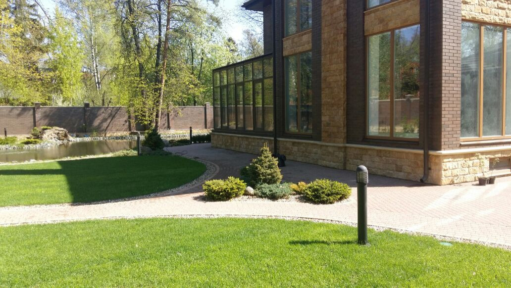 Каменные фасад дома из натурального камня