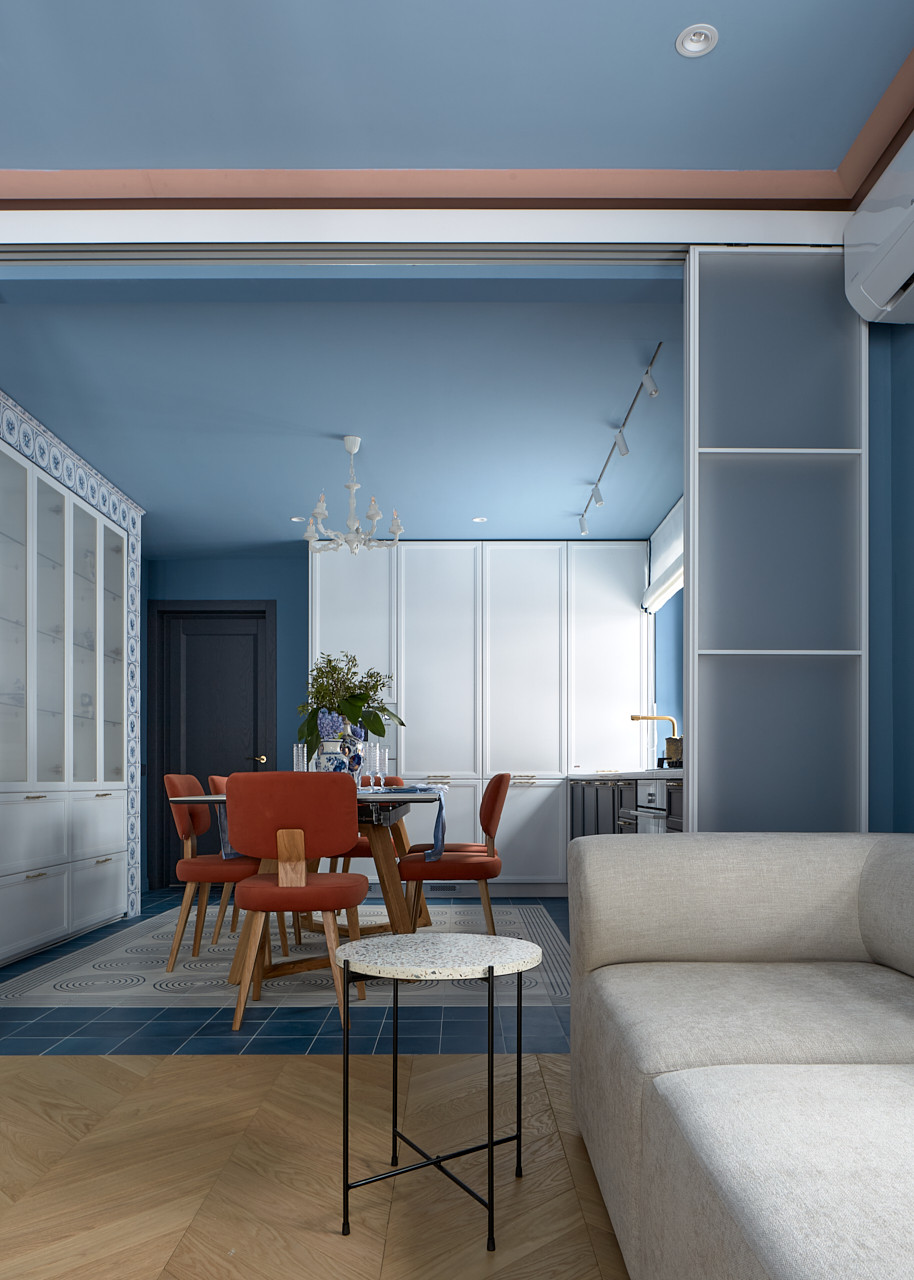 Гжель и маркетри, кухня-гостиная