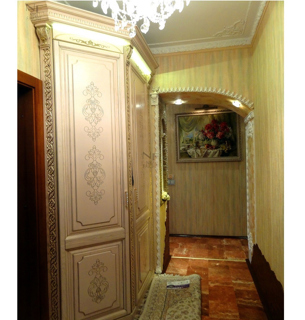 Обложка проекта: CLASSIC WOODEN WARDROBE WITH DECORS AND PATINA IN A HALLWAY / LIVING ROOM