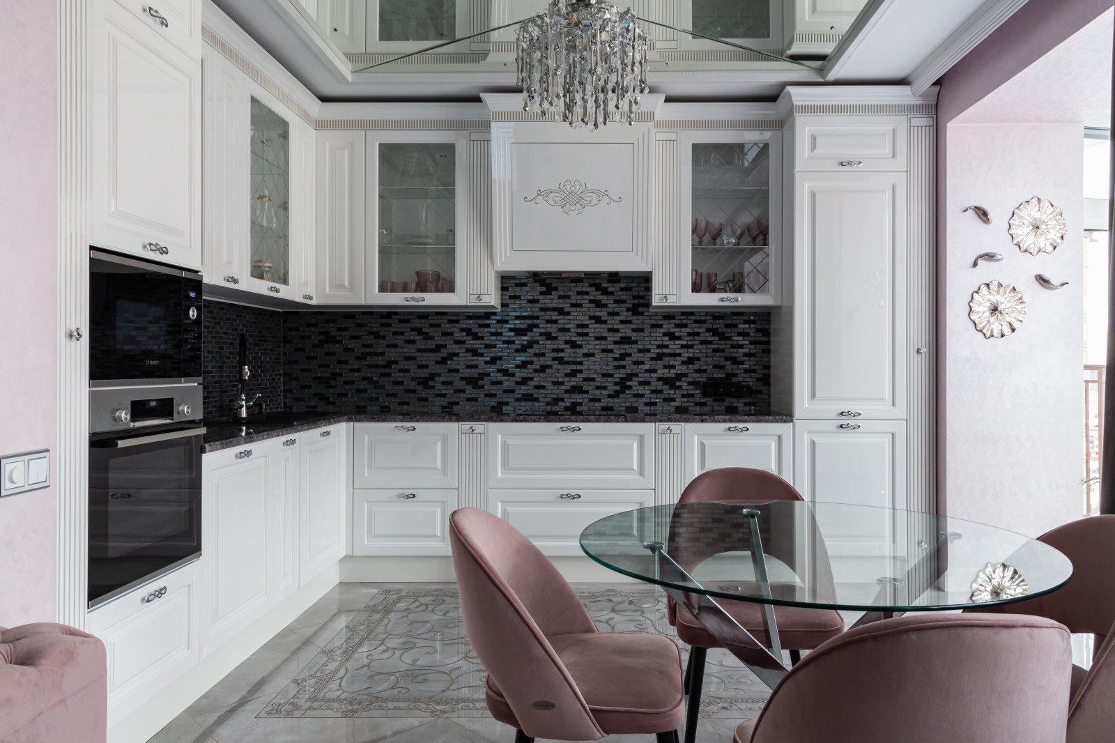 Белоснежная кухня в классике