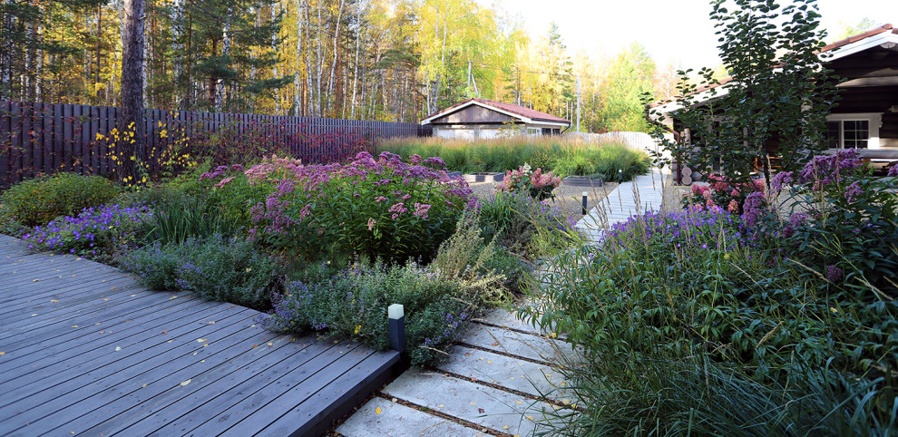 Сад у тёмных бревен