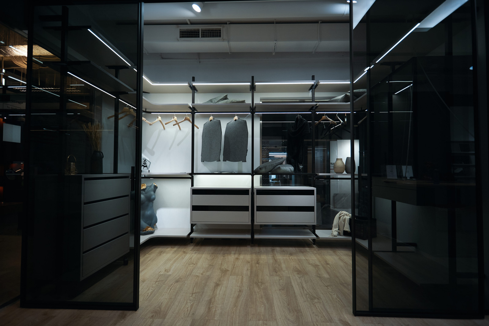 Гардеробная система UNO raumplus с раздвижными подвесными дверьми