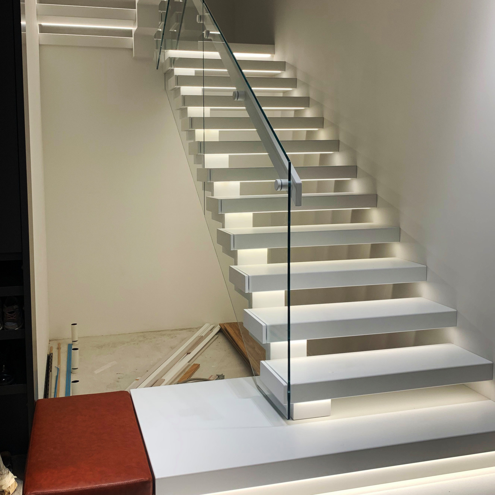 Лестница на косоуре и перила из самонесущего стекла