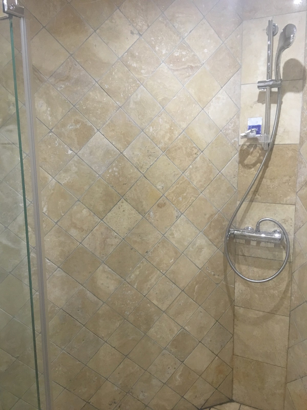 Травертин в ванной