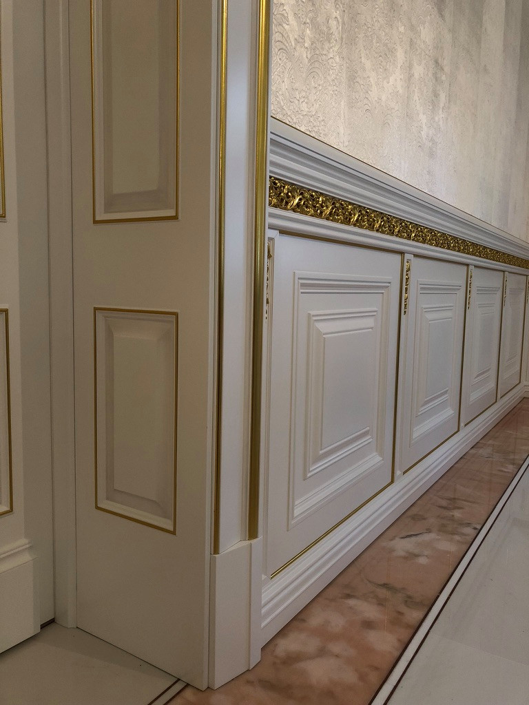 Панели с дверьми.