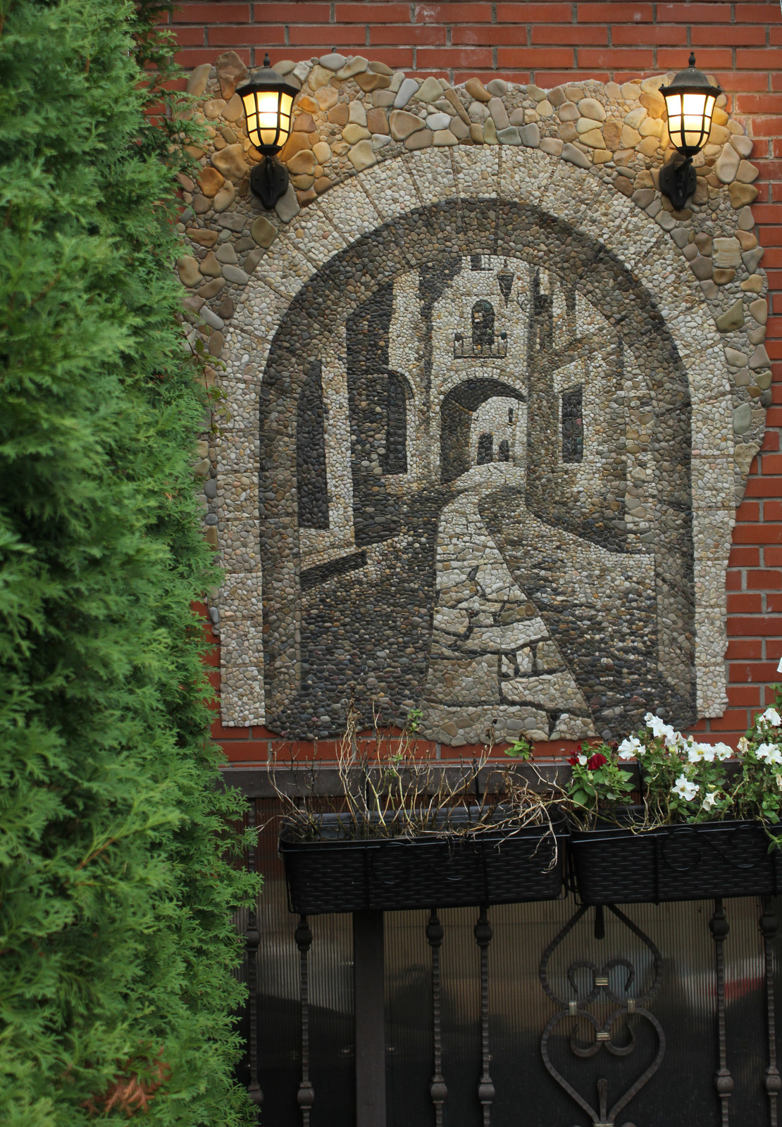 Обложка проекта: Панно из гальки на фасаде жилого дома