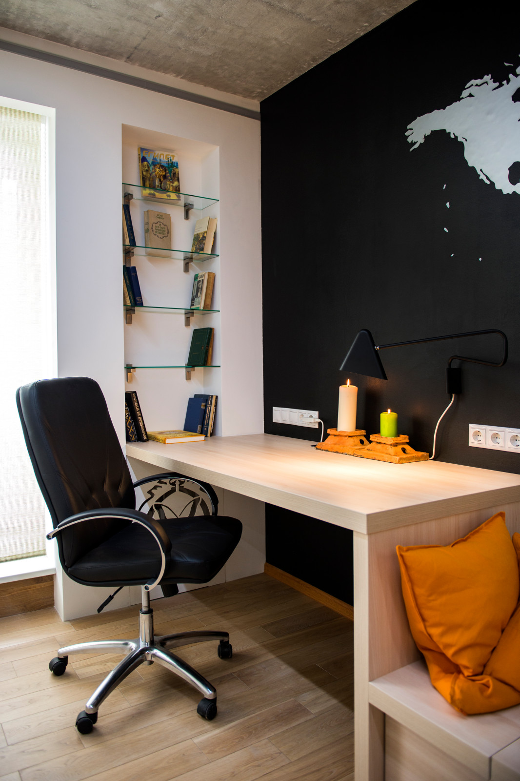 Спальня с бетонным потолком