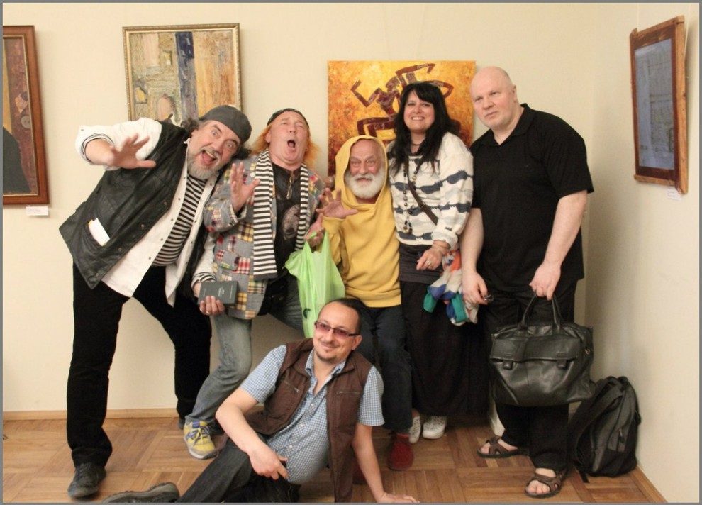 На фоне картин Лики Волчек