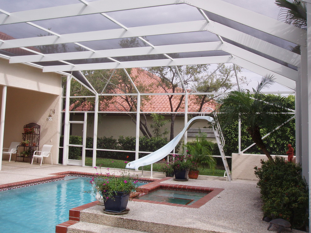 Вольер с навесом из поикарбоната для бассейна и патио