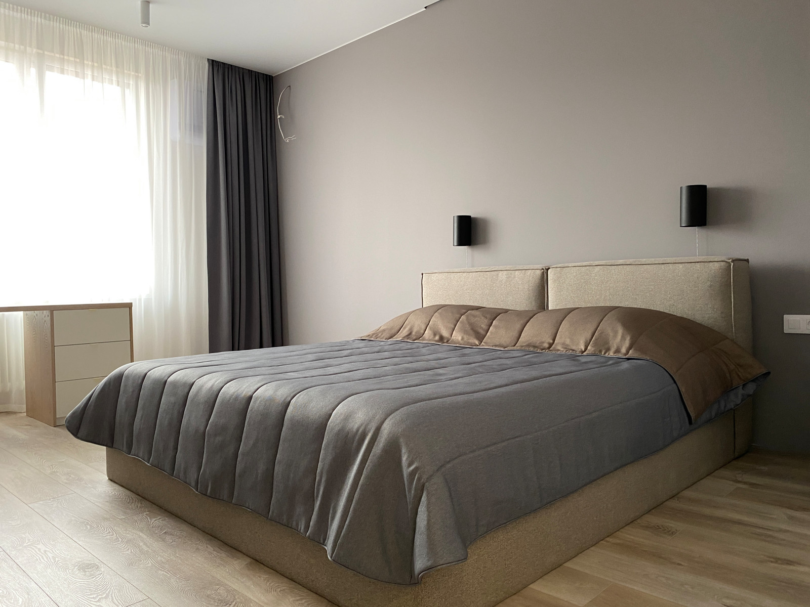 Спальня молодого человека .