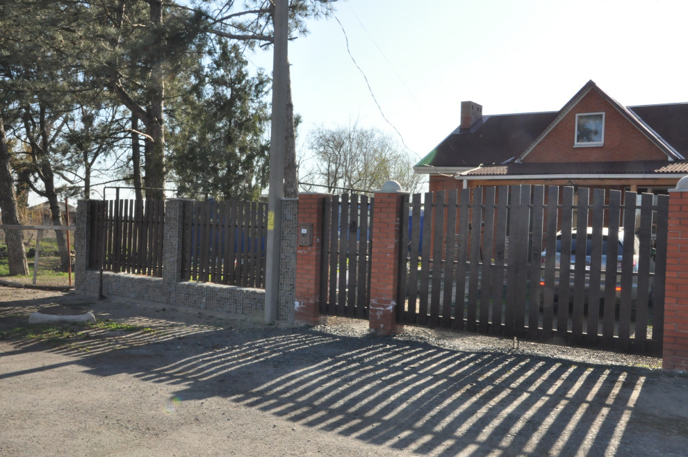 Забор из габионов с пролетами из деревянного штакетника