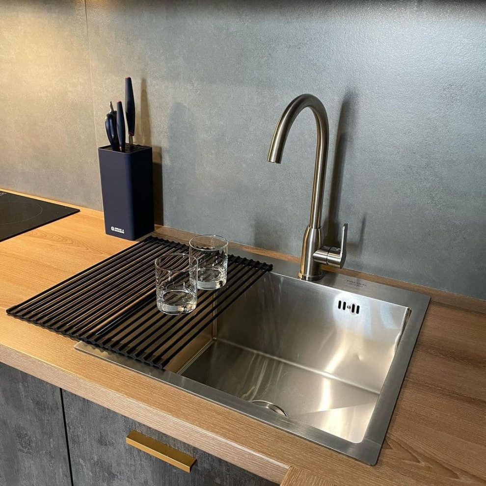 Угловая кухня в черном и темно-зеленом цвете в стиле неоклассика