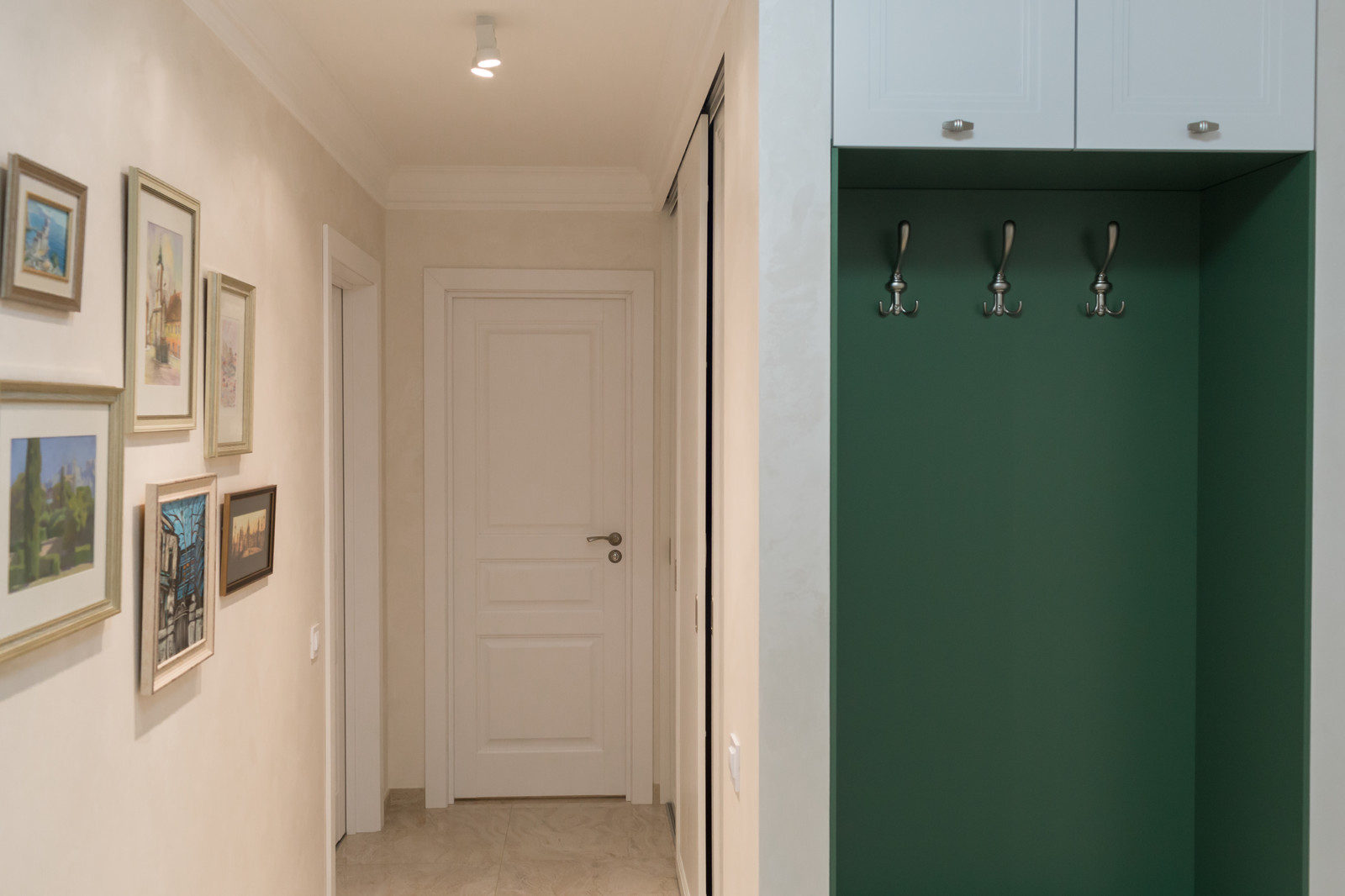 Городская кухня с лесным пейзажем