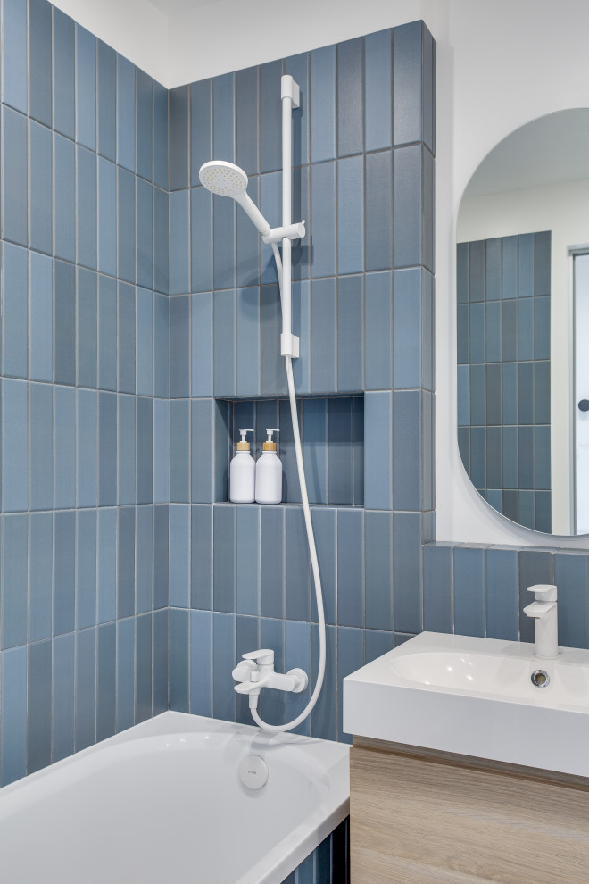 Акцентная белая сантехника в синей ванной