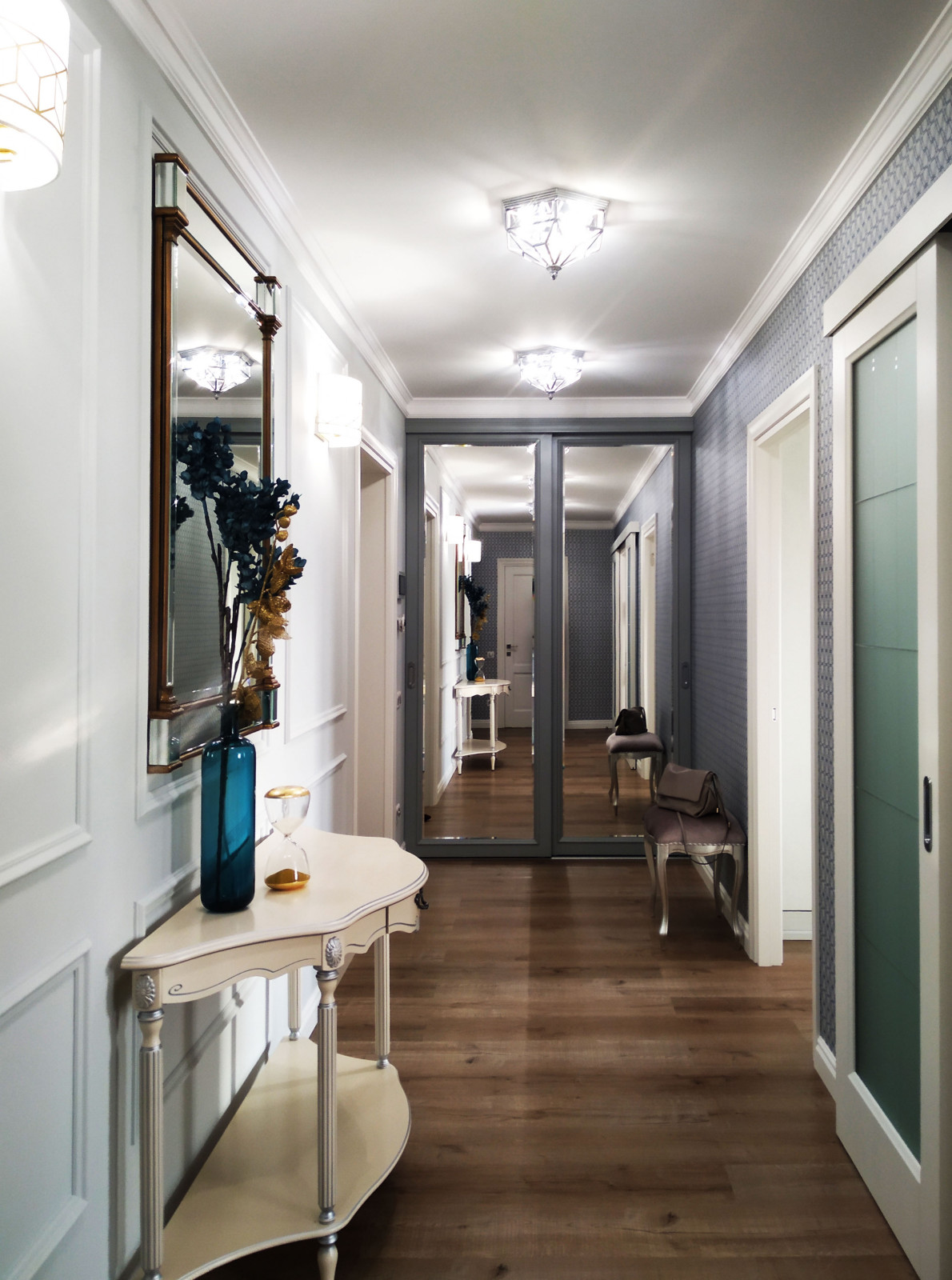 Яркая и парадная прихожая в классическом интерьере